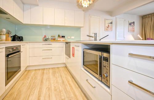 Alexandra Headland Apartment | Stylish 2 b/r apartment - 4 guests, garage ZC5