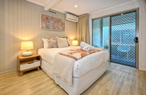 Alexandra Headland Apartment | Stylish 2 b/r apartment - 4 guests, garage ZC5