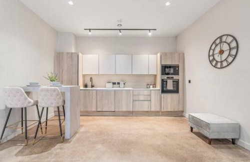 Bordesley Apartment | Stylish 2-Bed Apartment in Digbeth with Parking, Fast Wi-Fi, Guests 6