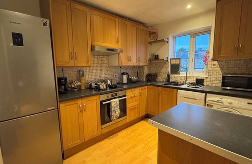 Walthamstow Apartment | Stylish 2 Bed E17 Home with parking