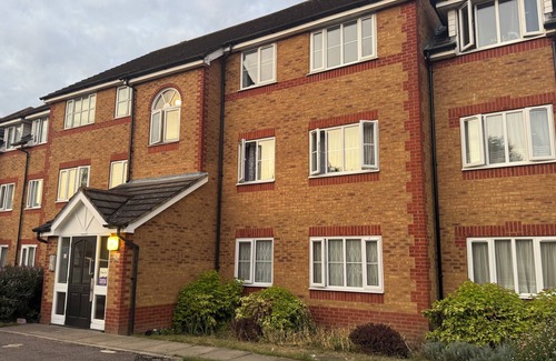 Walthamstow Apartment | Stylish 2 Bed E17 Home with parking