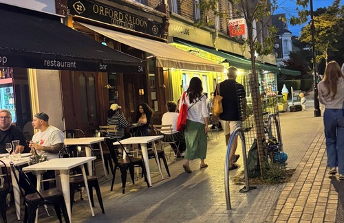 Walthamstow Apartment | Stylish 2 Bed E17 Home with parking