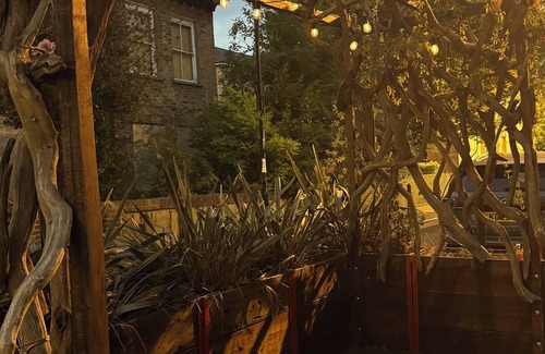 Walthamstow Apartment | Stylish 2 Bed E17 Home with parking