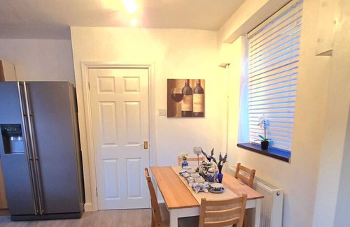 Ecclesfield House | 🏡 Stylish 2-Bedroom retreat near Sheffield Universities & Peak District
