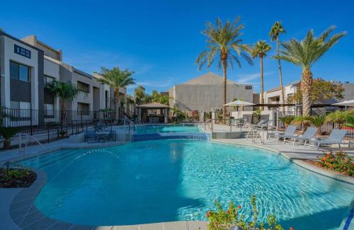 Cox Heights Apartment | Stylish 2BD - Parking, Gym, Pool - Sleep 8 - 5 Min Casino