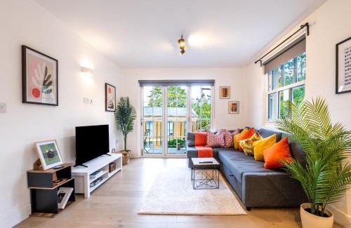 Turnham Green Apartment | Stylish 2BR Apartment With Balcony Next To Station