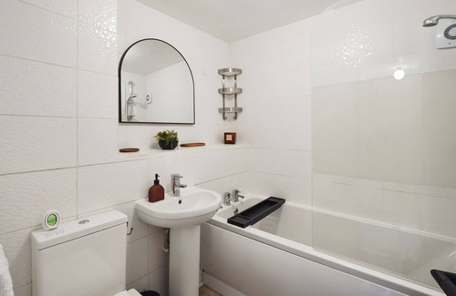 Dunmow Apartment | Stylish 2BR Flat near Stansted Airport & Parking