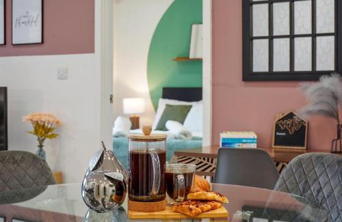 Bedford Apartment | Stylish 2BR in Bedford, Parking, Free WiFi, Gym & Cinema room