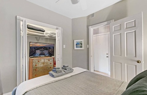Boystown Apartment | Stylish 2BR Pad with Up-to-date Comforts