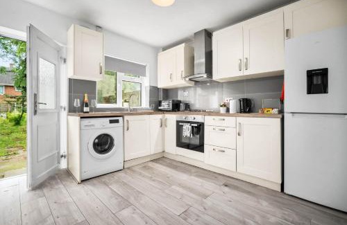 Birmingham House | Stylish 3 Bedroom Home - Garden - Parking - Fast WiFi - 215R