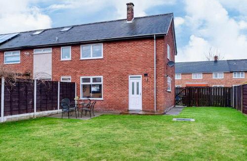 Trafford House | Stylish 3 Bedroom House with Garden Parking Pet Friendly