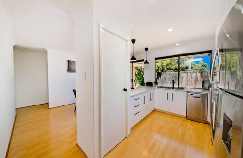 Scarborough House | Stylish 3 BR 1 min to Cafes/Restaurants/Park!