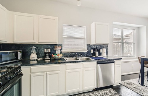 Barker House | Stylish 4 Bedrooms 3 Full Baths