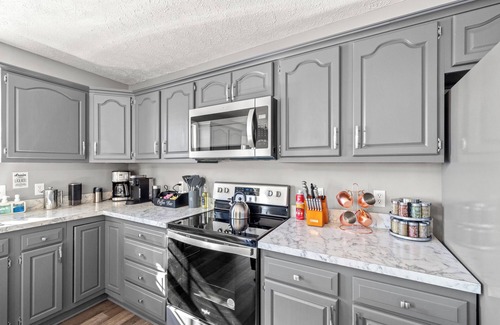 Keene House | Stylish 4BR Getaway | Hot Tub Fire Pit