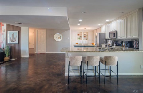 South Scottsdale House | Stylish 4BR Stay w/Pool, Games & Cactus Charm, 7 minutes old town Scottsdale