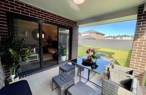 Marsden Park House | Stylish 4BR Villa with Office: Modern and Comfy