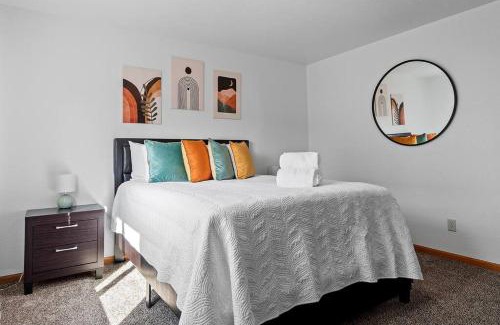 Summerset House | Stylish 5 BR- LG Fenced Backyard and Playground