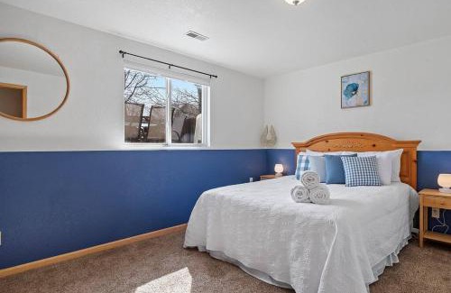 Summerset House | Stylish 5 BR- LG Fenced Backyard and Playground