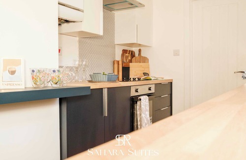 Cradley Heath House | Stylish 5BR - Monthly Stay - Parking