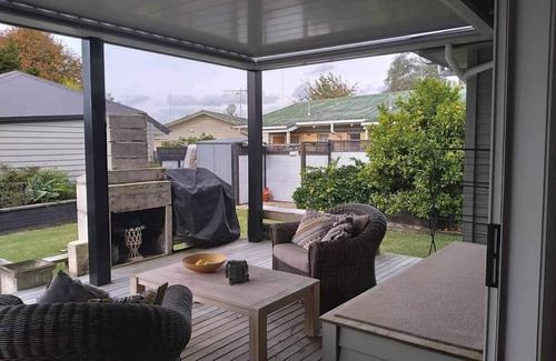 Hamilton East House | Stylish and handy to city and public transport