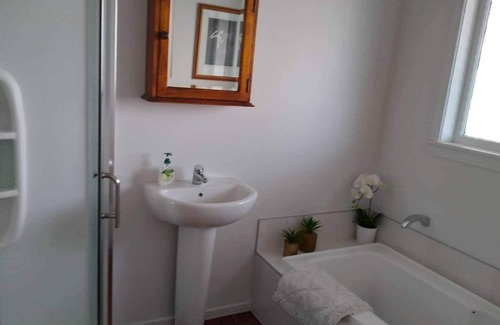 Hamilton East House | Stylish and handy to city and public transport