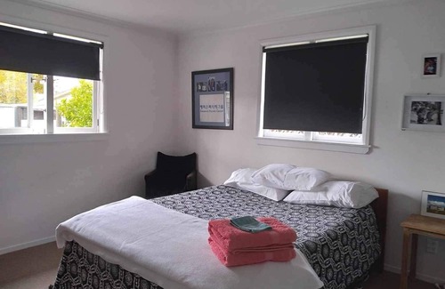 Hamilton East House | Stylish and handy to city and public transport