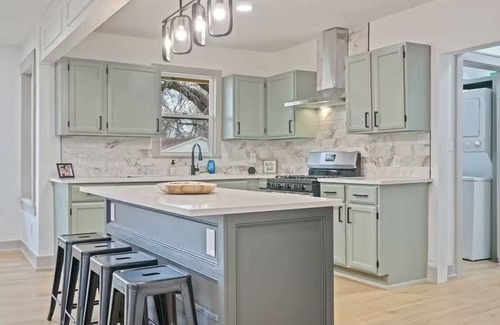 Central Oklahoma City House | Stylish Bungalow. Sleeps 6. Wi-fi. Pets welcome.