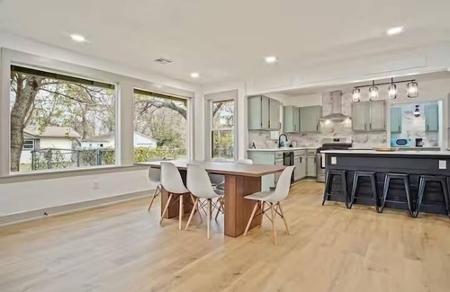 Central Oklahoma City House | Stylish Bungalow. Sleeps 6. Wi-fi. Pets welcome.