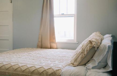 St Ignace House | Stylish Cabin by Mackinac