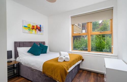 Watford Apartment | Stylish Central Watford 2 Bedroom and Sofa Bed Apartment with Free Parking