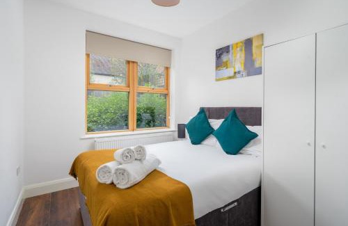 Watford Apartment | Stylish Central Watford 2 Bedroom and Sofa Bed Apartment with Free Parking