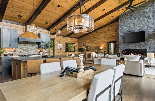 Raccoon Ridge Cabin | Stylish Decór, Mesmerizing Views, HotTub, Secluded