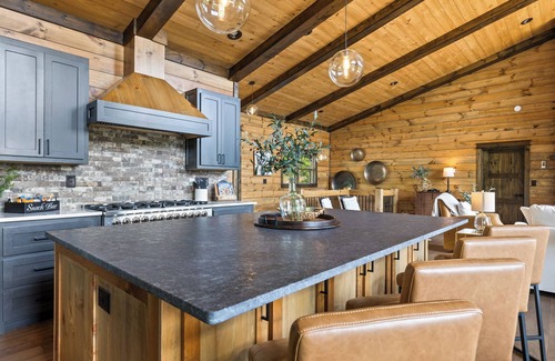 Raccoon Ridge Cabin | Stylish Decór, Mesmerizing Views, HotTub, Secluded