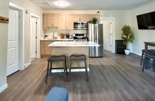 Renton House | Stylish Deluxe Kitchen/King Bed/Laundry/Free Parking