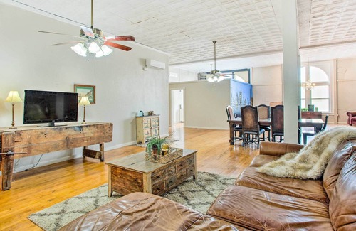 Denison Apartment | Stylish Denison Apt at the Heart of Main St!