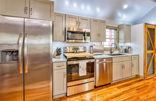 Swannanoa Cottage | Stylish dog-friendly cottage with modern feel, fast WiFi, ideal location & more
