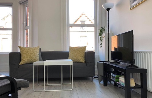 Queens Quarter Apartment | Stylish duplex apt close to downtown & Queens Uni (Wellesley Avenue)