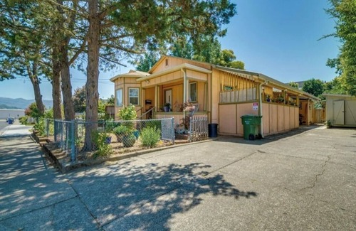 Ukiah House | Stylish, Eclectic two bedroom Retreat Near Downtown & Redwood