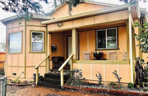 Ukiah House | Stylish, Eclectic two bedroom Retreat Near Downtown & Redwood