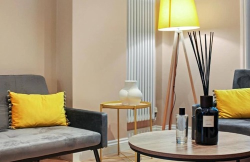 St. Pancras and Somers Town Apartment | Stylish Flat | 5 min Walk Euston & Camden Sleeps 6