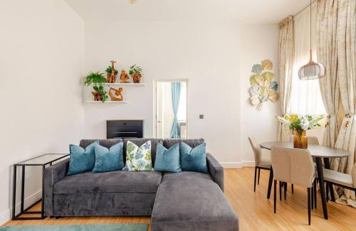 Swindon Apartment | Stylish flat in central location with free parking