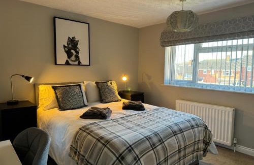 Hereford House | stylish gym Jacuzzi fast WIFI PS5 parking 2 spaces