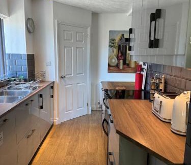 Hereford House | stylish gym Jacuzzi fast WIFI PS5 parking 2 spaces
