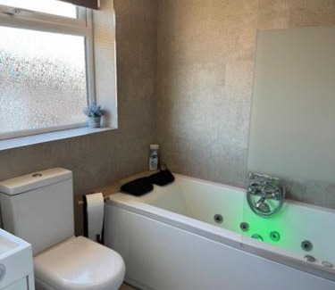 Hereford House | stylish gym Jacuzzi fast WIFI PS5 parking 2 spaces