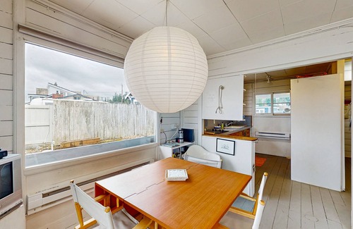 Rollingbay House | Stylish & historic seaside cottage with easy beach access & amazing views