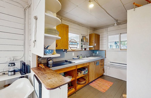 Rollingbay House | Stylish & historic seaside cottage with easy beach access & amazing views