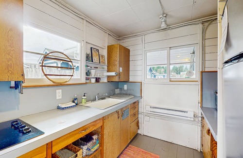 Rollingbay House | Stylish & historic seaside cottage with easy beach access & amazing views