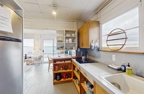 Rollingbay House | Stylish & historic seaside cottage with easy beach access & amazing views