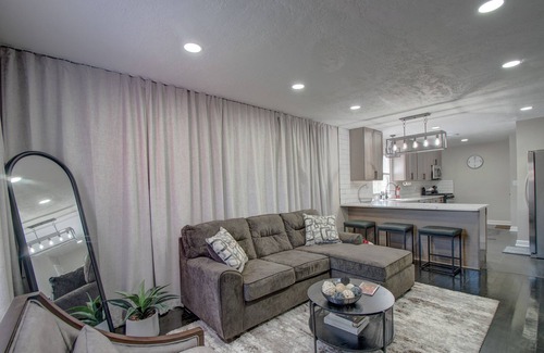 Gary House | Stylish Home Near BP/Hospitals