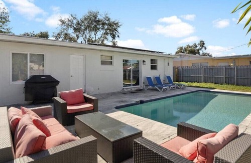 Driftwood House | 🌟 Stylish Home w/ Pool BBQ Large Backyard 🏖️